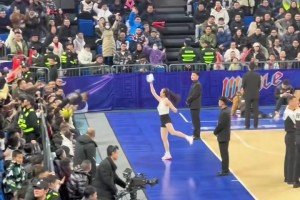 啦啦隊(duì)發(fā)放小禮品失誤 前排觀眾果斷沖進(jìn)場(chǎng)內(nèi)撿走??