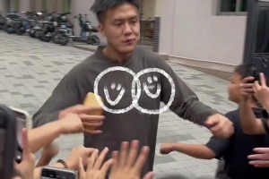 黃榮奇真是出場(chǎng)自帶喜感的男人??