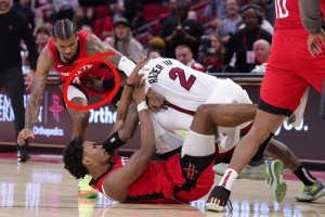 羅齊爾撲倒阿門時??右掌抓到“小杰倫-格林”將其推開了……