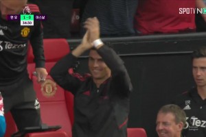 那時的他風(fēng)光無限！安東尼曼聯(lián)首秀對阿森納進球，C羅都起立鼓掌