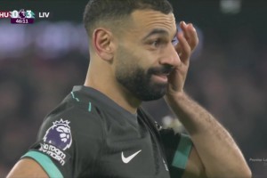 麥卡利斯特送精準(zhǔn)傳球！薩拉赫單刀打門再被阿雷奧拉撲出！