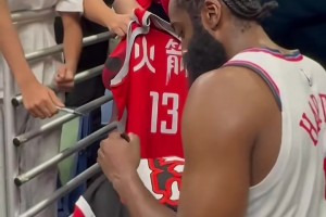 還是那件熟悉的紅色13號球衣！險勝鵜鶘 賽后哈登給球迷們簽名