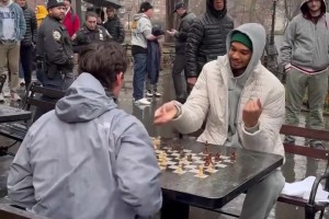 文班亞馬休息日與球迷在公園切磋棋藝