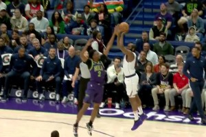 招牌絕技！哈登面對(duì)瓊斯嚴(yán)防 后撤步三分空心入網(wǎng)3+1打成??