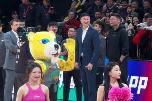 格局打開(kāi)！杜峰面對(duì)遼寧主場(chǎng)噓聲微笑揮手示意