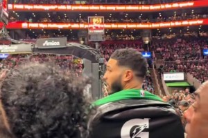 綠軍球迷觀眾席吃烤翅讓塔圖姆非常饞??