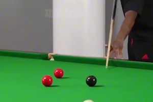 丁俊暉教拉師傅打扎桿，拉師傅一學(xué)就會