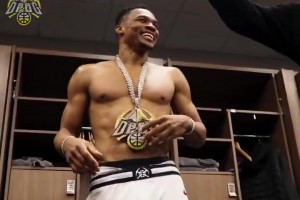 他應(yīng)得的！威少再次拿到DPOG大金鏈子，這八塊腹肌太明顯??