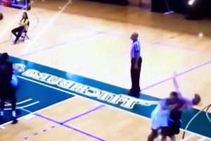 這是要?dú)⑷税??籃球場(chǎng)上出現(xiàn)這種動(dòng)作是犯罪吧?。?！