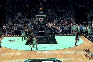 大心臟！邁爾斯-布里奇斯晃開防守 前跳轟進(jìn)高難度絕平三分??