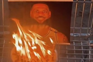 詹密祝詹姆斯40歲生日快樂(lè) 但是蠟燭配上照片怎么感覺(jué)怪怪的…