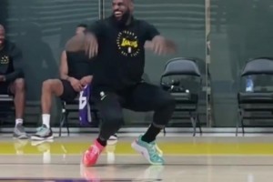 憨憨老漢??湖人官方曬詹姆斯訓(xùn)練中秀魔性舞蹈：生日律動(dòng)??