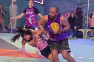 國(guó)外男女2V2野球大戰(zhàn) 小伙撞倒小姐姐是真的不心疼啊??