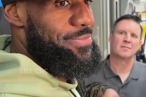 詹姆斯：不會(huì)因?yàn)楦?jìng)技水平下降退役 我覺(jué)得我還能打5-7年