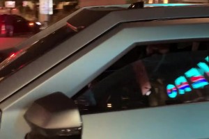 歐文這個裝甲車好有安全感，還搖下一點車窗和粉絲互動