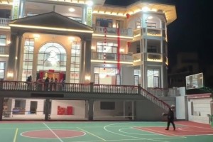 杜鋒指導(dǎo)面對(duì)客隊(duì)全場(chǎng)觀眾漫罵的聲音，杜導(dǎo)面帶笑容回應(yīng)觀眾。