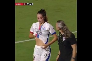 喘不上氣！阿方索前女友被對(duì)手撞到胸部??