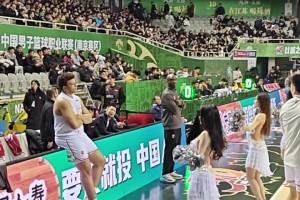 任憑同曦啦啦隊(duì)小姐姐如何扭動(dòng)，上海外援小胖內(nèi)心巋然不動(dòng)??