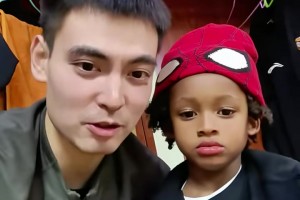 賈明儒教古德溫兒子說(shuō)中文：新年快樂(lè) 賈明儒 帥！??