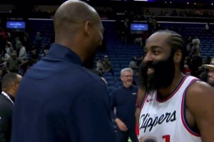 騎兵連連長(zhǎng)啊！今天賽后 哈登和老隊(duì)友布魯爾開(kāi)心的交流~