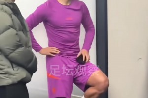 韓國德比賽后，熱刺18歲小將梁民革與黃喜燦，孫興慜交流學(xué)習