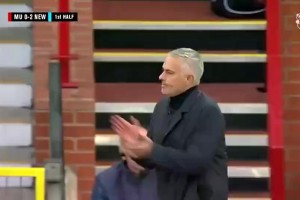 穆里尼奧當(dāng)年帶曼聯(lián)半場0-2落后紐卡，下半場3-2翻盤