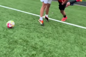 球迷模仿羅本的動作，你給打幾分？??