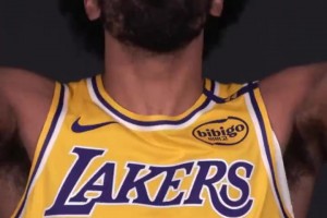 一個(gè)比一個(gè)逗比！湖人球員們模仿詹姆斯撒鎂粉