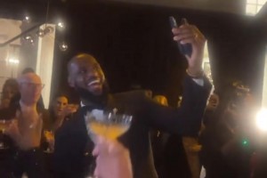 嗨起來！詹姆斯40歲生日派對(duì)上眾人合唱生日歌??