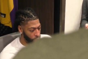 弄啥嘞？濃眉賽后接受采訪，老詹在一旁怪叫??