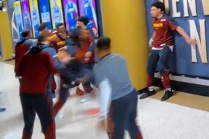 一群大男孩！掘金眾將在球員通道打鬧，威少欲“隔扣”隊(duì)友??