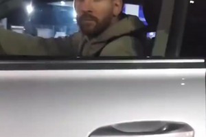 親和力爆棚！想象一下你開車去兜風(fēng)，梅西就在你的旁邊……