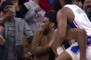 真美好！23年恩比德冷血三分擊敗掘金后，哈登直接跳到恩比德身上慶祝