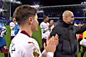 良師益友！瓜迪奧拉抱阿爾瓦雷斯時(shí)眼神里充滿著欣賞！