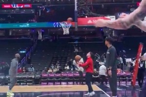 不愧是三球，連賽前投籃訓(xùn)練都這么自帶節(jié)奏感