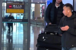 巨人來襲！廣廈男籃&球迷粉絲接機歡迎博班抵達！