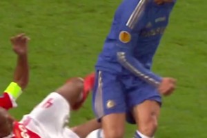 和托雷斯身體對抗？那你就等著倒下吧！??