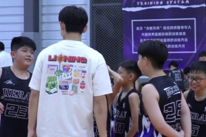 被小屁孩們提問能否扣籃 1米79的徐杰嘗試上演殘暴單臂勉扣