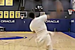 恐怖如斯！這是真的還是假的？庫里此前后場單手拋投三分五連進！