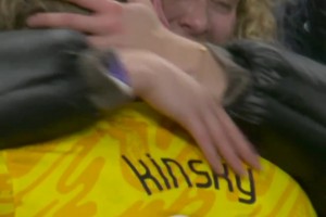 首秀零封利物浦！??熱刺門將金斯基賽后激動抱住姐姐