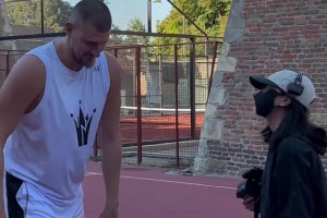 跟約基奇打單挑還把他給贏了 是種什么體驗(yàn)？