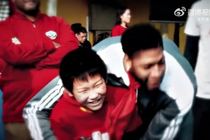 濃眉中國行戴上紅領(lǐng)巾，和小學(xué)生們玩得很嗨皮