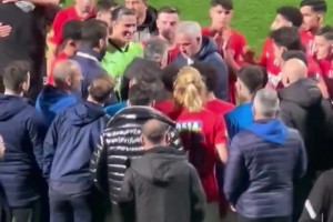 足球教父??費(fèi)內(nèi)巴切3-0卡西姆帕沙，賽后穆帥給對手做全員演講