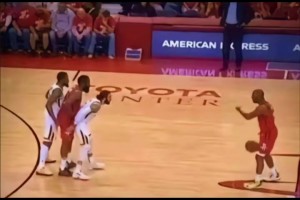 名場(chǎng)面??！還記得當(dāng)年爵士是如何防守哈登的嗎？前后夾擊~(yú)