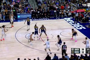 畫(huà)面很喜感！??本-西蒙斯中距離點(diǎn)飛威少，隨后果斷出手三不沾