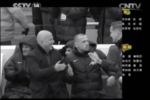 你倆關(guān)系這么好??麥卡利斯特把圍巾甩在了迪亞斯的臉上！