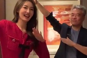 段暄昔日穿短褲和紅衣美女跳舞??這美女看著有點(diǎn)可愛(ài)