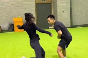 小姐姐你踢什么位置？踢前鋒，有時(shí)候踢后腰??