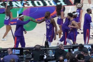 太陽(yáng)更衣室看上去沒問題呀，比爾與首發(fā)球員一一用手勢(shì)慶祝！