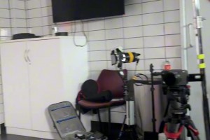 大老師：今天拍攝地點(diǎn)很特殊，這邊是浴室，這邊是衛(wèi)生間??